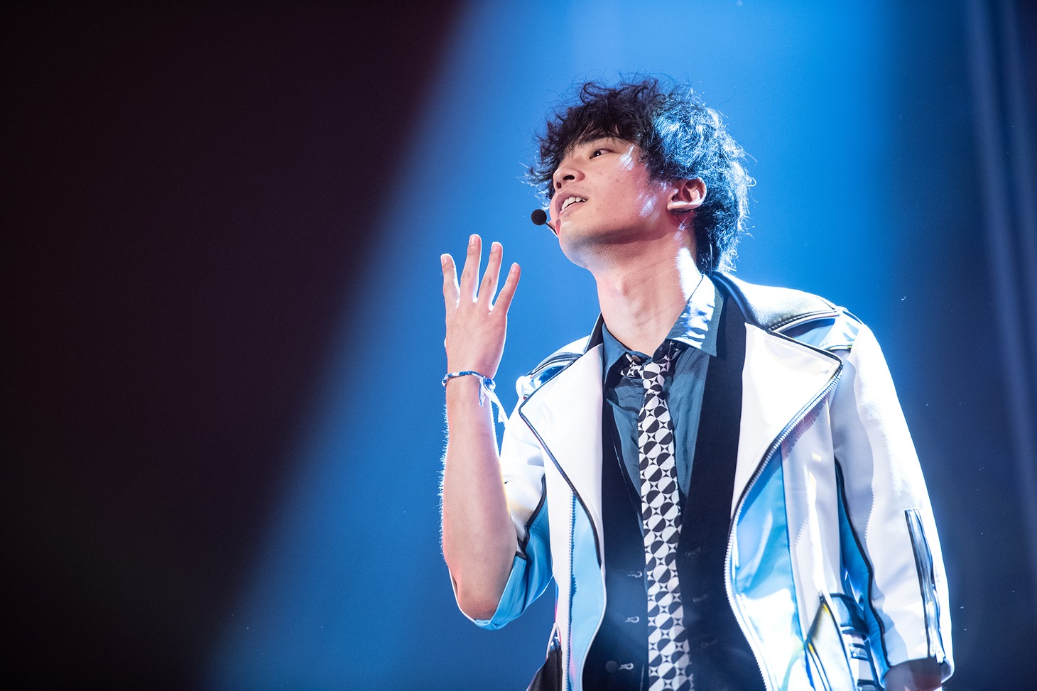 バトラーズ初のオリジナル曲「バトラー」で決めセリフ「僕の唇は……フォンダンショコラだ」を放つ河野紳之介。