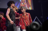 半グレの抗争を演じるチャーリー（左）とリキ（右）。