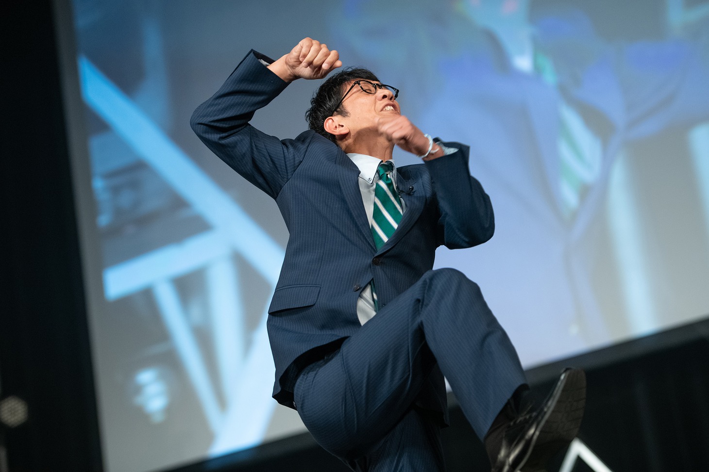 全身を使ってツッコむ柴田英嗣（アンタッチャブル）。
