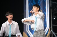 トム・ブラウンのネタをコピーする本多睦（左）と姜羽相（右）。