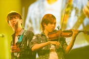 地球の音の松岡龍二郎(左 / G, Vo)と上島陸歩(右 / Violin)。