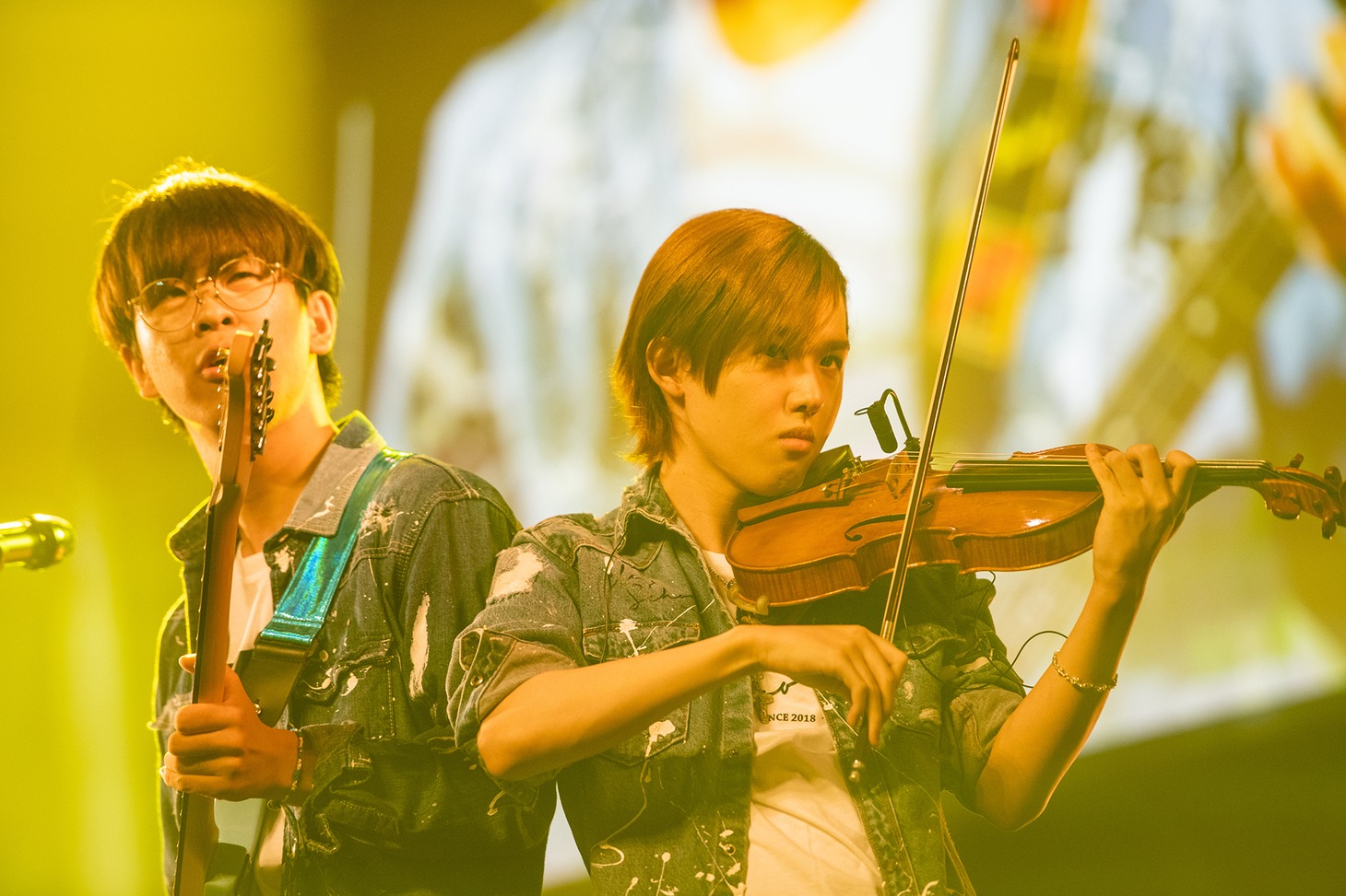 地球の音の松岡龍二郎（左 / G, Vo）と上島陸歩（右 / Violin）。