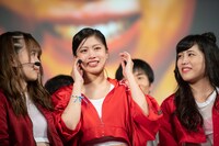 涙を流しながらコメントする林優菜（中央）。