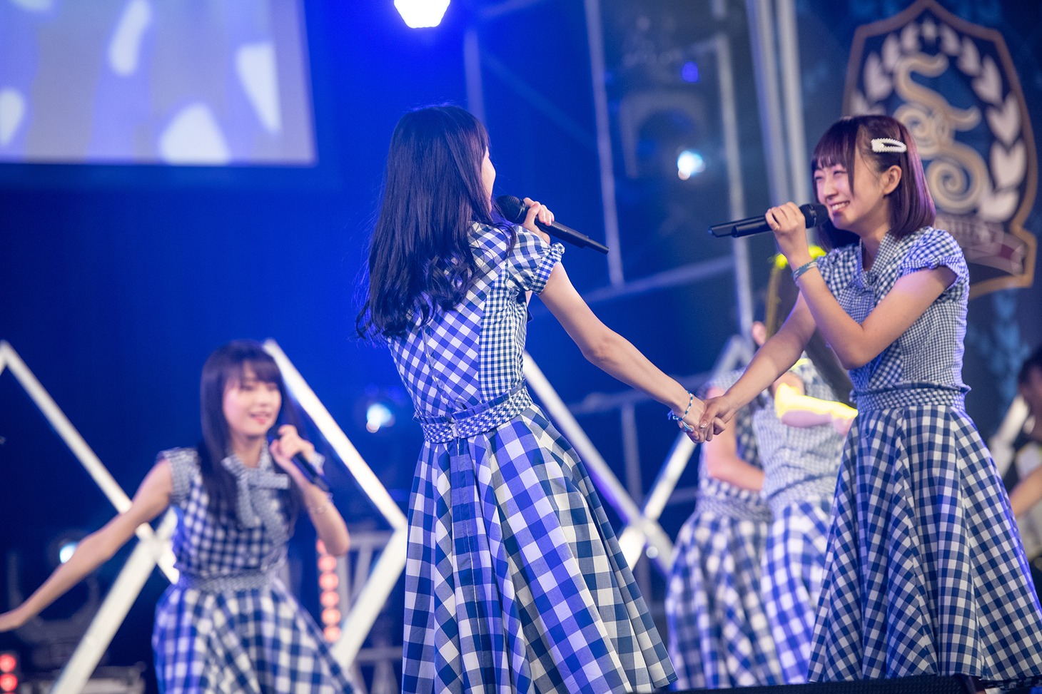 「チャイムの途中で」で手をつなぐ村西里世（左）と日比野芽奈（右）。