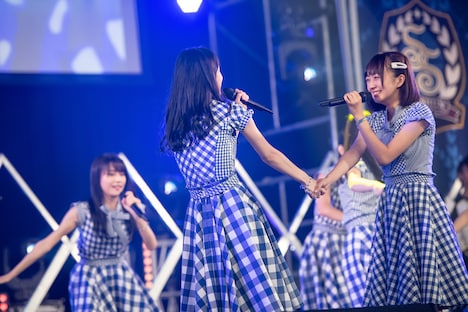 「チャイムの途中で」で手をつなぐ村西里世(左)と日比野芽奈(右)。