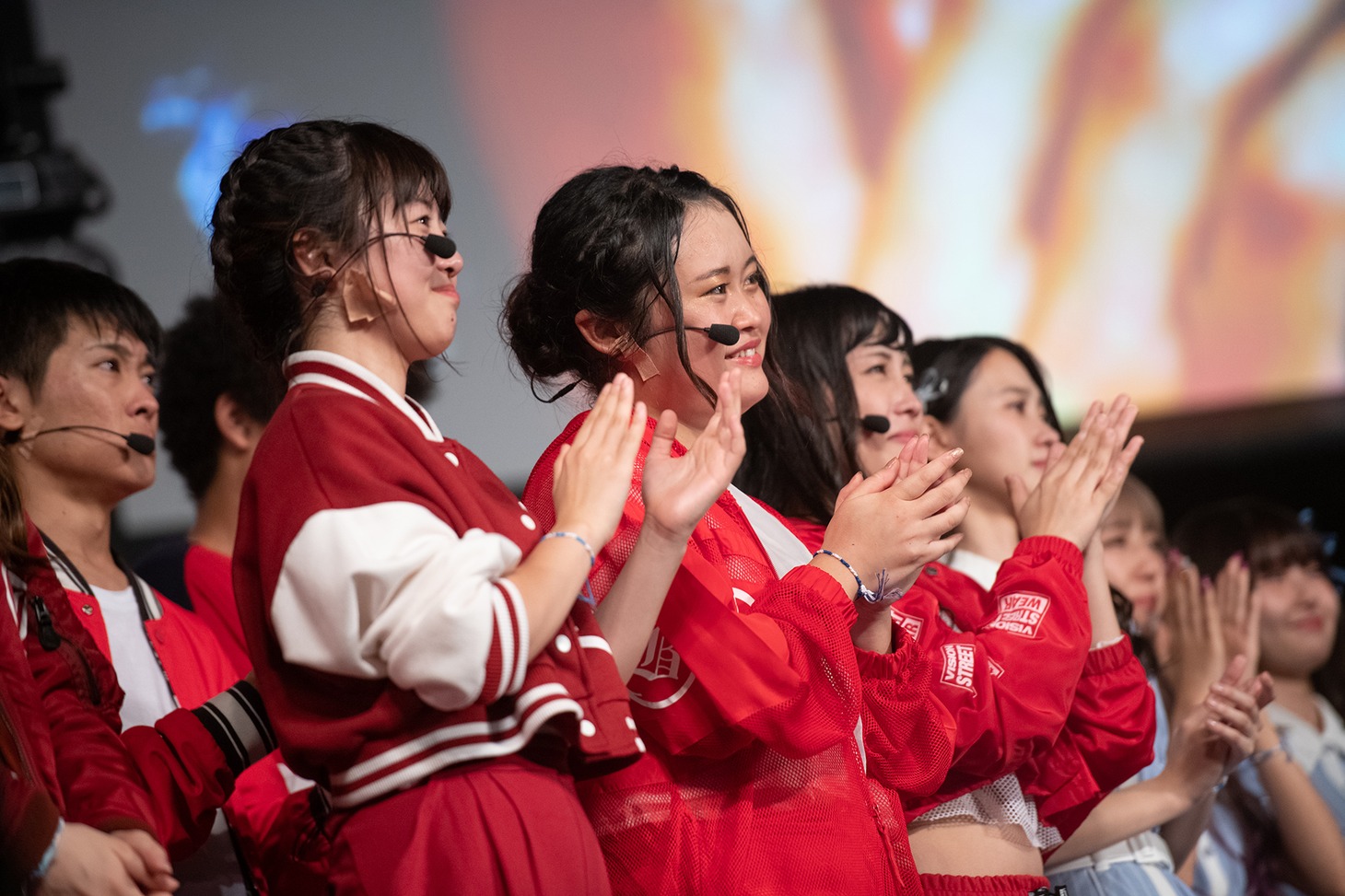 村西里世に拍手を贈る生徒たち。
