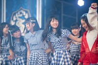 合唱する青春高校3年C組の生徒たち。