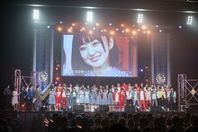 合唱する青春高校3年C組の生徒たち。