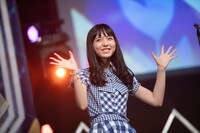 笑顔でステージを去る村西里世。