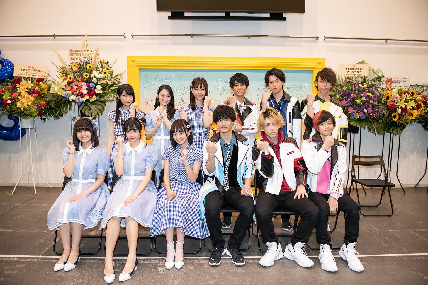 囲み取材に応じた青春高校3年C組女子＆男子アイドル部のメンバー。