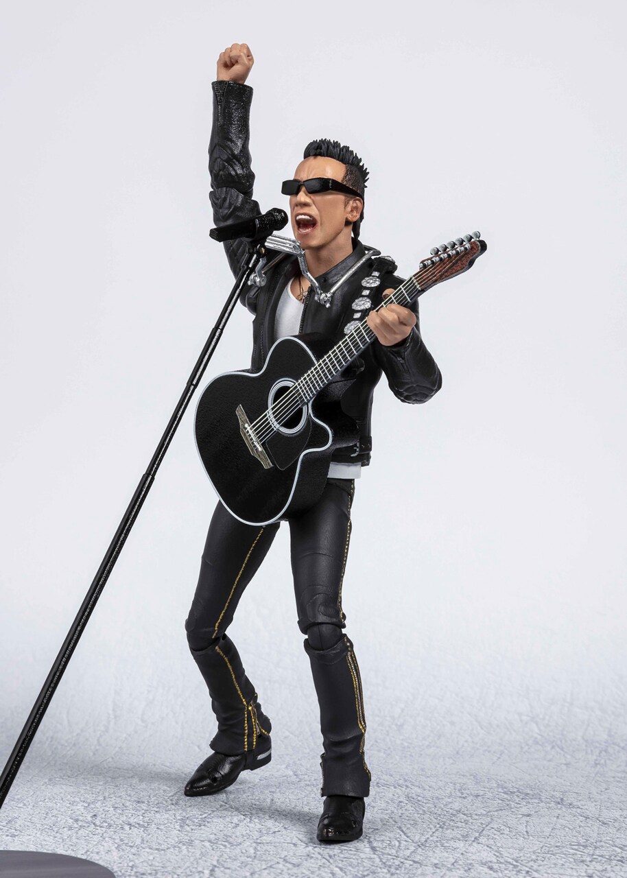 ハーモニカを吹く長渕剛のフィギュア。 - フィギュアになった長渕剛