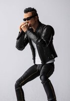 ハーモニカを吹く長渕剛のフィギュア。