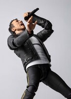 熱唱する長渕剛のフィギュア。
