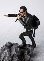 歌う長渕剛のフィギュア。