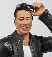 微笑む長渕剛のフィギュア。