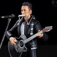 フィギュアにはギター、ハーモニカ、マイクなどアクセサリーも付属。