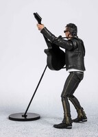 ギターを弾く長渕剛のフィギュア。