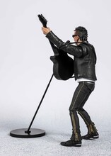 ギターを弾く長渕剛のフィギュア。