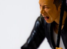 叫ぶ長渕剛のフィギュア。