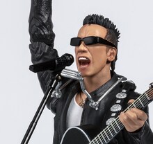 サングラスを付けた長渕剛のフィギュア。