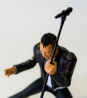 マイクスタンドを持つ長渕剛のフィギュア。