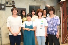 「凪のお暇」撮影現場を訪問したmiwa（前列左から2番目）。(c)TBS