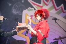 ななもり。（左）から贈られたお祝いのケーキを口にする莉犬（右）。（写真提供：すとぷり）