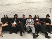 「バズリズム」でTOSHI-LOWの友人＆実弟が秘密を暴露、RDDらスタジオライブも