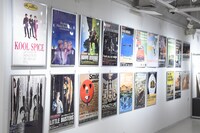 壁面に掲示された歴代作品のポスター。