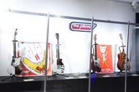 メンバーの使用楽器やシグネイチャーモデル、MAYA MAXXが描き下ろしたジャケットの原画。