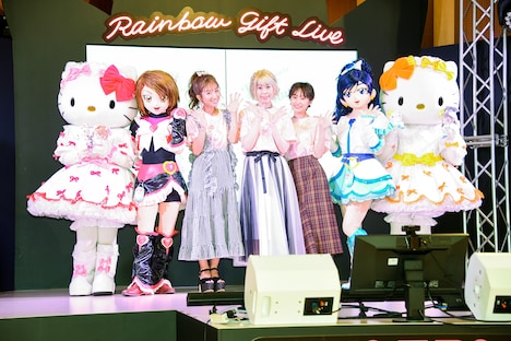左からハローキティ、キュアブラック、辻希美、五條真由美、高橋愛、キュアホワイト、ミミィ。
