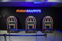 質問に答えるだけで今の自分の気分にぴったりのポルノグラフィティの楽曲を選んでくれる「JUKE BOX」。