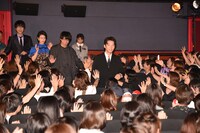 客席を通ってステージへと向かう登壇者たち。