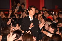 客席を通ってステージへと向かう星野源。