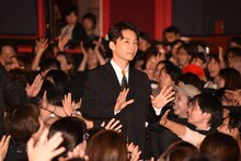 客席を通ってステージへと向かう星野源。