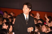 客席を通ってステージへと向かう星野源。