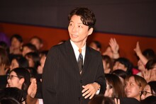 客席を通ってステージへと向かう星野源。