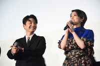 「源さんのInstagramに載りたいです」と話す高畑充希（右）を見守る星野源（左）。