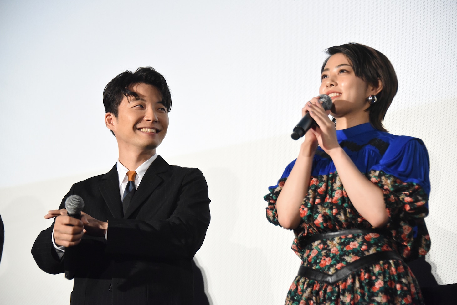 「源さんのInstagramに載りたいです」と話す高畑充希（右）を見守る星野源（左）。