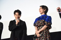 高畑充希（右）の申し出を「ぜひお願いします」と快諾する星野源（左）。