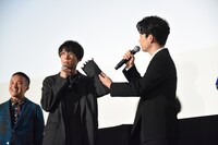 MC位置を間違えて下手を振り返ってしまった高橋一生（左から2番目）に「ずっといたよ？」とフォローする星野源（右端）。