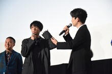 MC位置を間違えて下手を振り返ってしまった高橋一生（左から2番目）に「ずっといたよ？」とフォローする星野源（右端）。