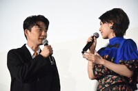 「全然大丈夫だよ。今のところ全然大丈夫」と高畑充希に声（右）をかける星野源（左）。