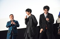 濱田岳（左端）と高橋一生（中央）のやり取りに笑いをこらえきれない星野源（右端）