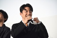 高畑充希の肉の食べっぷりを解説する星野源。