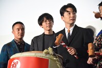 鏡割りの要領を確認する濱田岳、高橋一生、星野源。