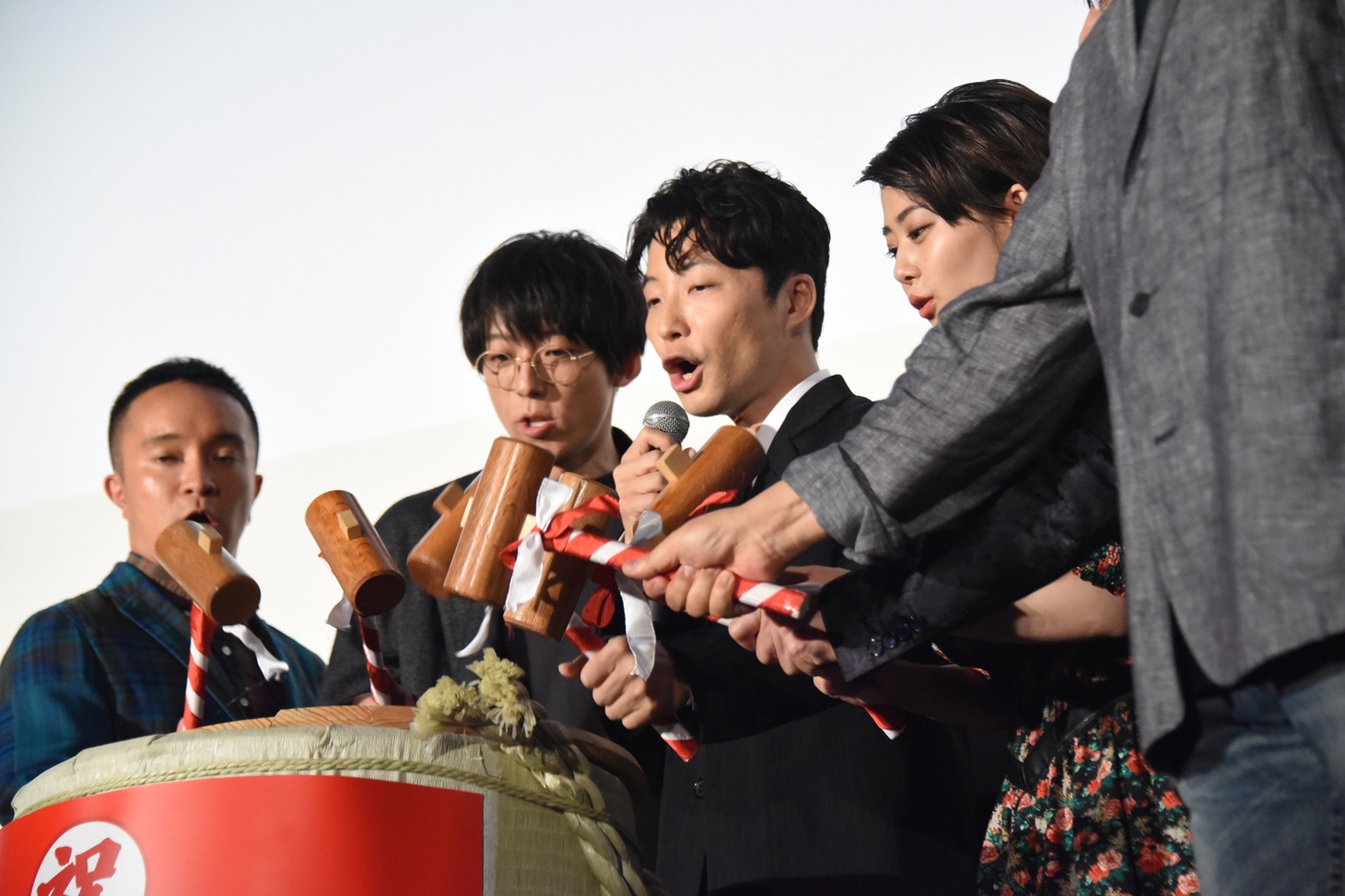 鏡割りを行う濱田岳、高橋一生、星野源、高畑充希。