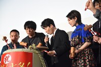 樽の中身を見て驚く登壇者たち。