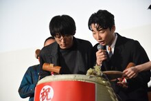 樽の中身をまじまじと見る高橋一生と星野源。