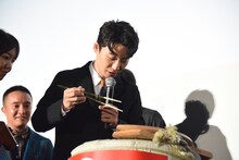 金色の箸を手にした星野源。